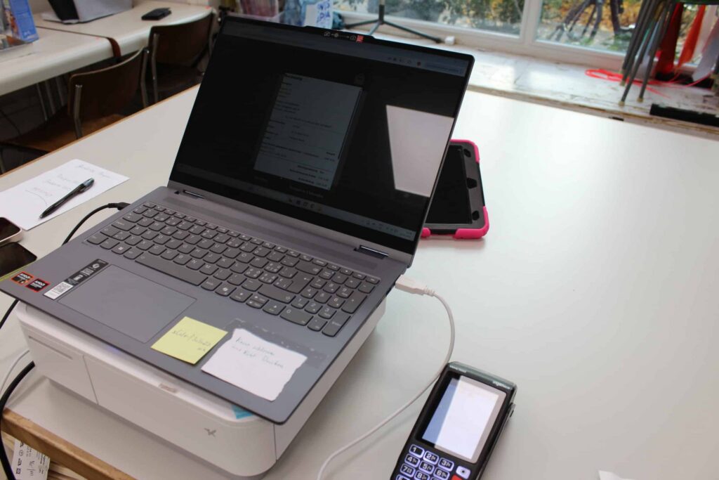 Kassenschublade mit Laptop - verbunden über StoreConnect
