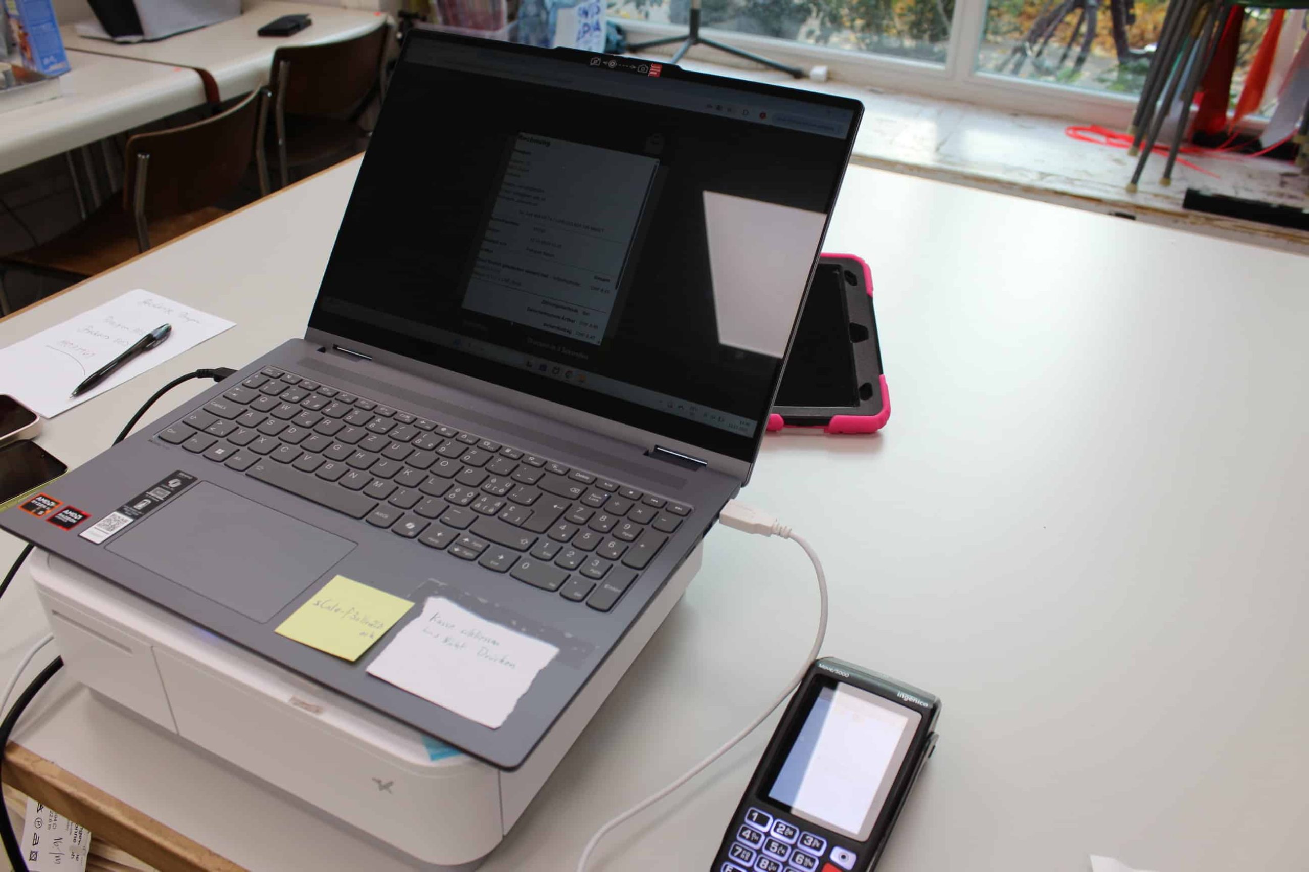 Kassenschublade mit Laptop - verbunden über StoreConnect