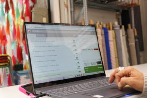 Ladengeschäft mit Laptop, auf dem das StoreConnect WooCommerce POS läuft